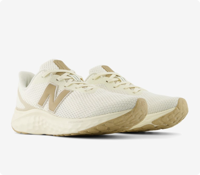 슬로우조깅에 적합한 러닝화의 3D 아이콘으로 쿠셔닝 기능과 편안한 착화감을 강조한 고품질 운동화 이미지