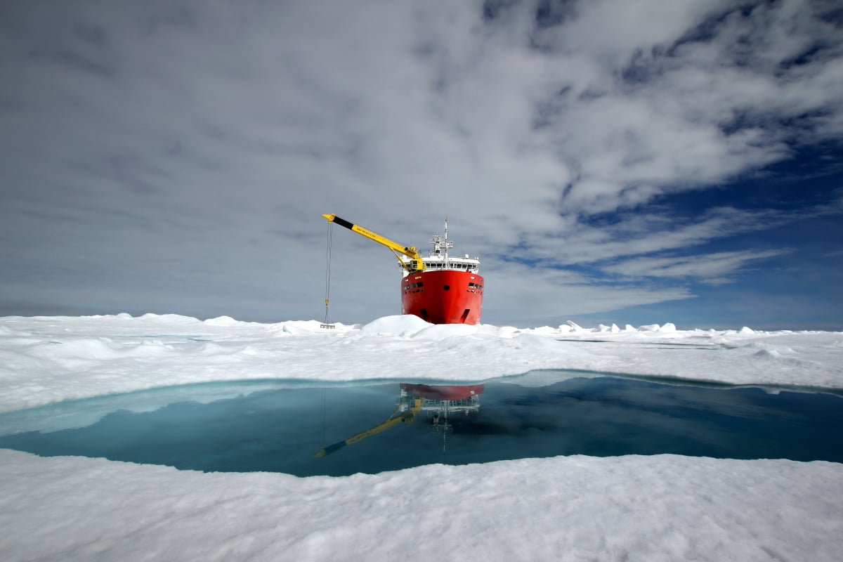 북극에 있는 아라온호가 북극 연구 활동을 하고 있다