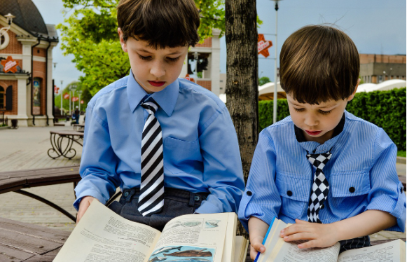 언어 발달 촉진을 위한 부모의 역할 &ndash; 책 읽기와 일상 대화의 힘