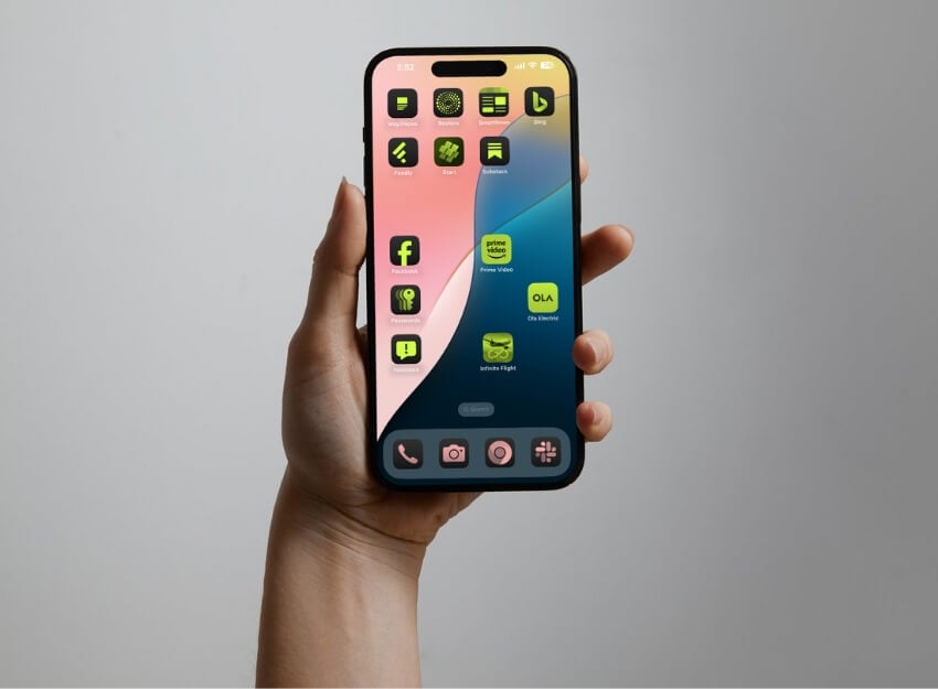 안드로이드 폰을 들고있는 손