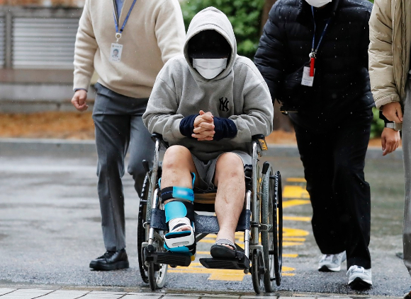 여성의 집에 몰래 침입해 감금, 성폭행을 시도한 30대 남성이 구속 전 피의자 심문을 받기 위해 11일 오후 인천 미추홀구 인천지법에 휠체어를 타고 들어서고 있다. 2023.12.11. [사진=뉴시스]