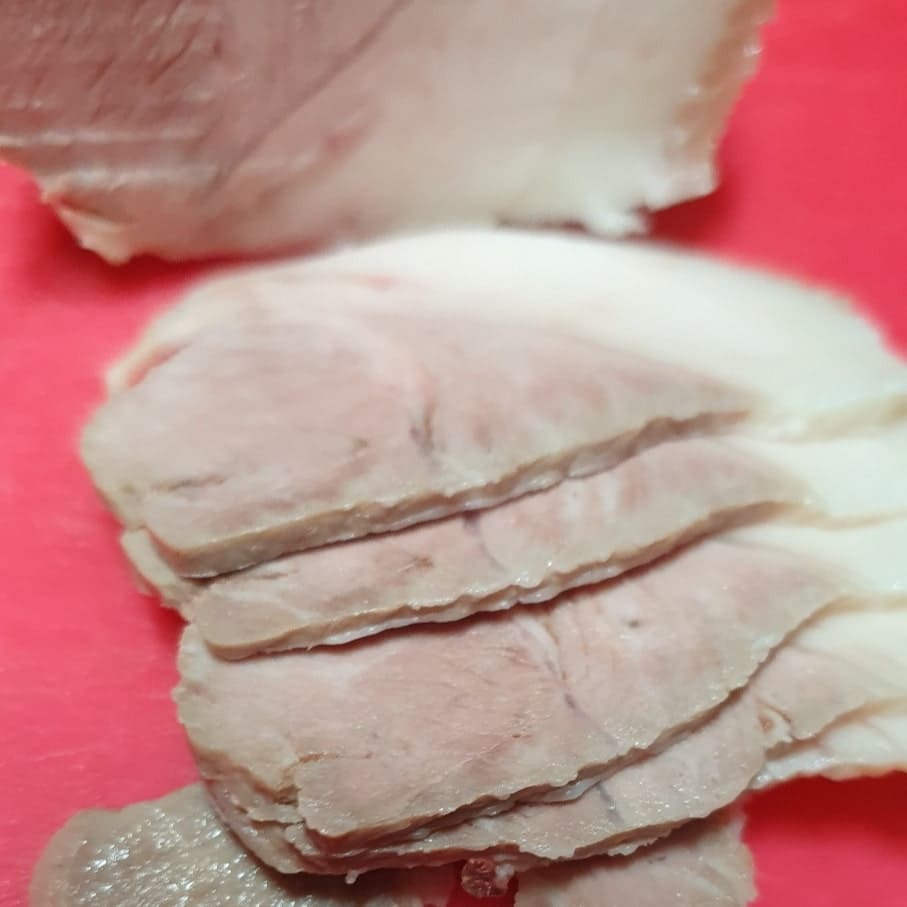 수육을 얇게 자른 모습