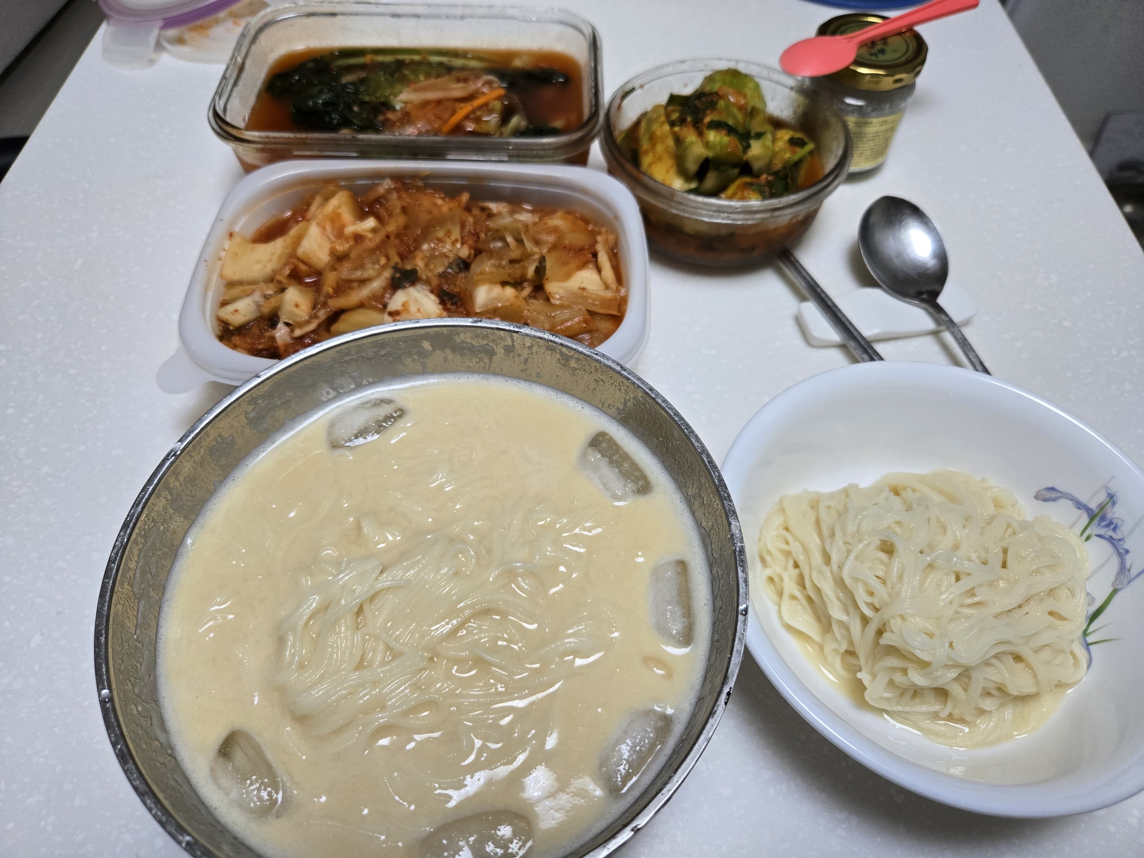 얼음이 많은 육수는 천천히 먹고 식사 후에는 미지근한 물을 한 잔 마시면 속이 한결 편안