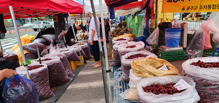 언양시장내 고추파는상인사진