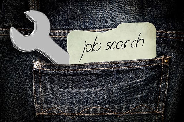 바지 뒷주머니에 꽂힌 job search라고 쓰여진 쪽지&amp;#44; 스패너