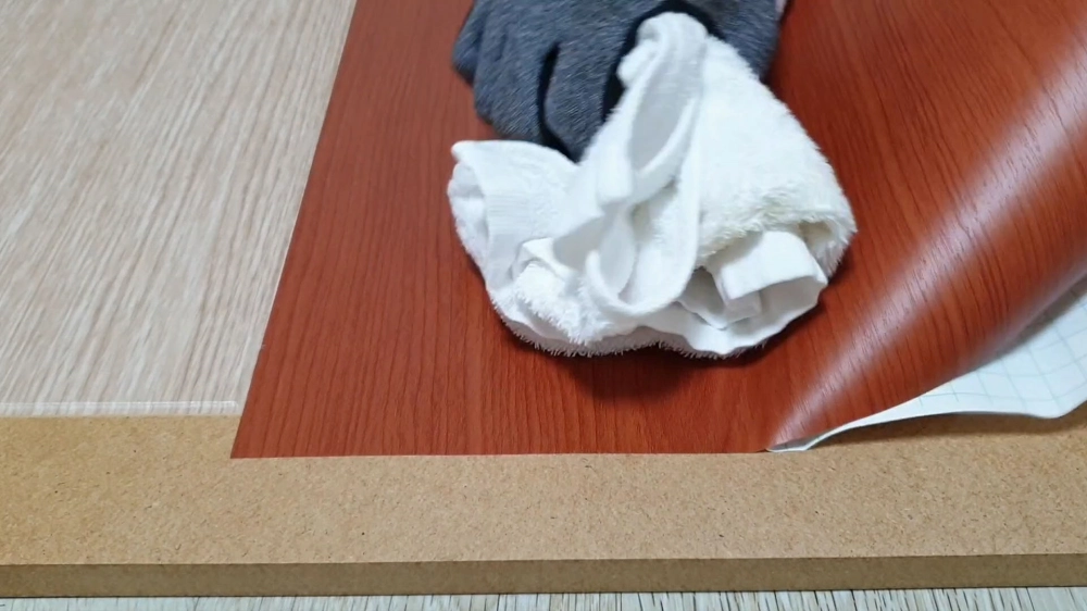 시트지 붙이는 모습