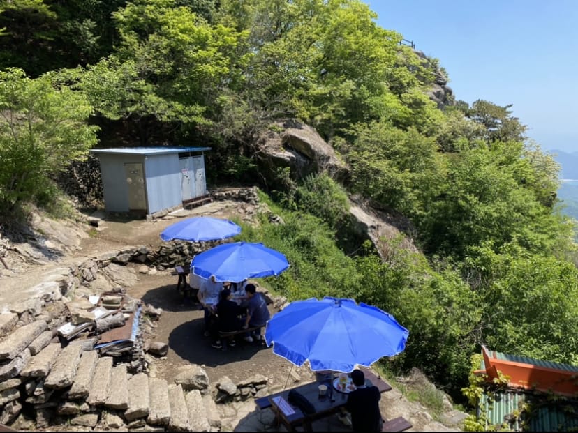 금산산장-파라솔-테이블-의자