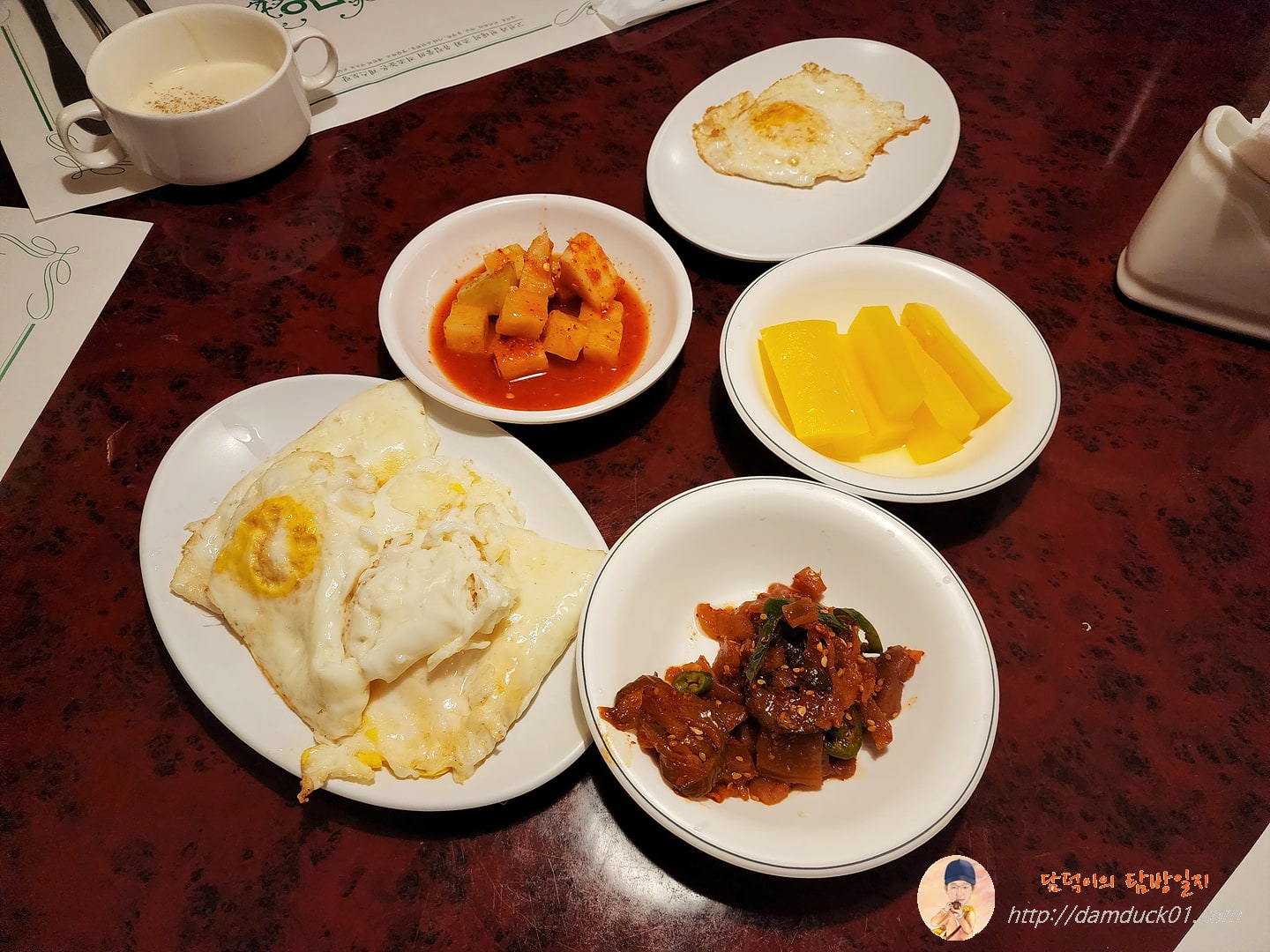 기본 반찬과 직접 조리한 달걀 프라이