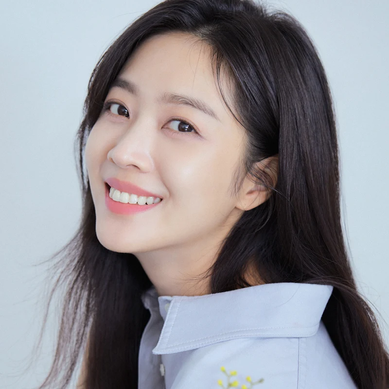 흰색을 배경으로 밝은 블루 셔츠를 입고 검은 긴머리를 내려뜨리고 있는 배우 조보아