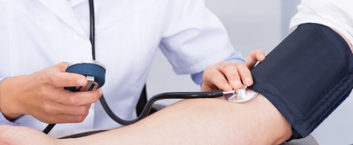 혈압을재는-의사