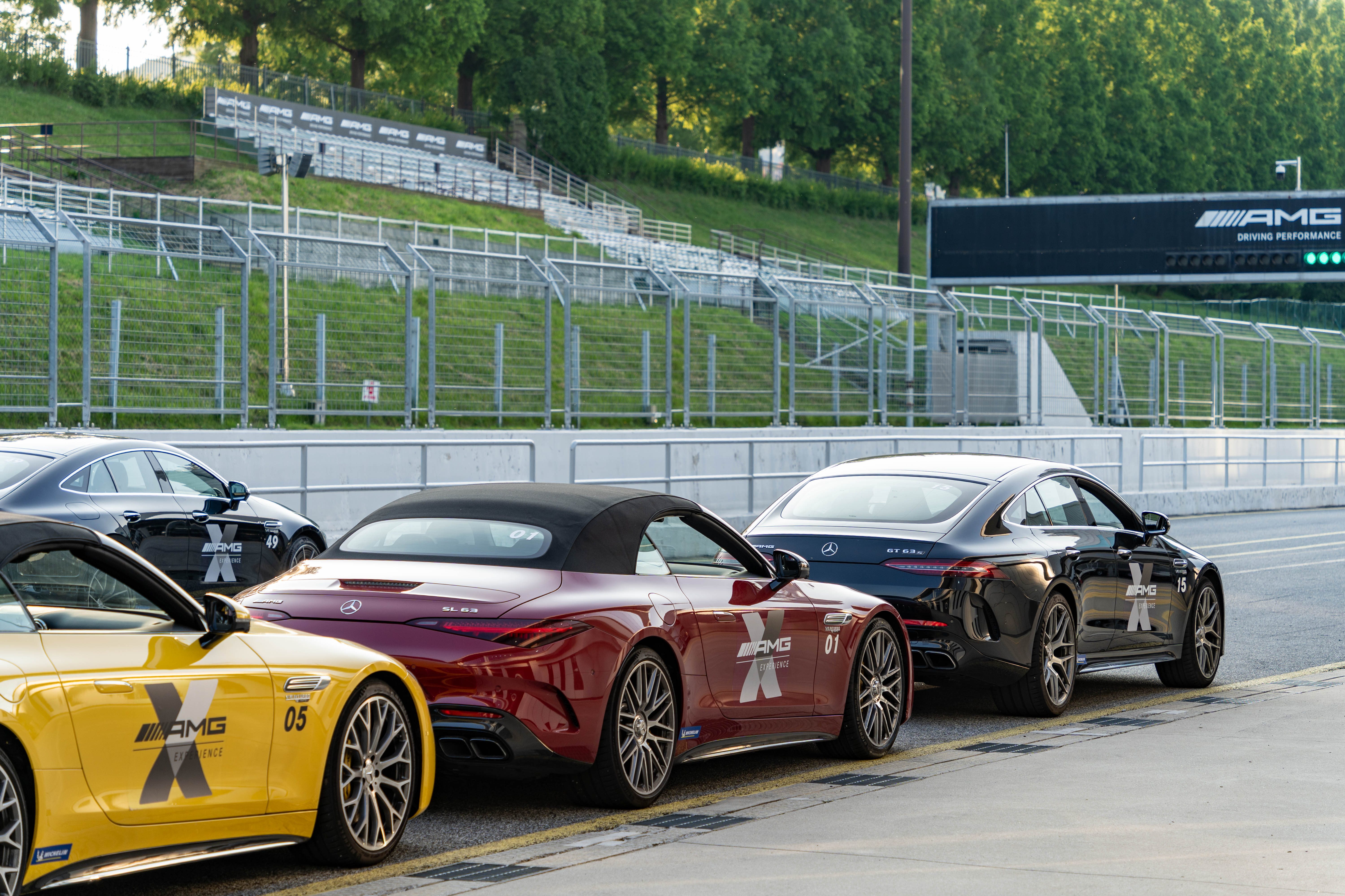 현대적 럭셔리의 완성 - S클래스에서 AMG, 그리고 EQ까지