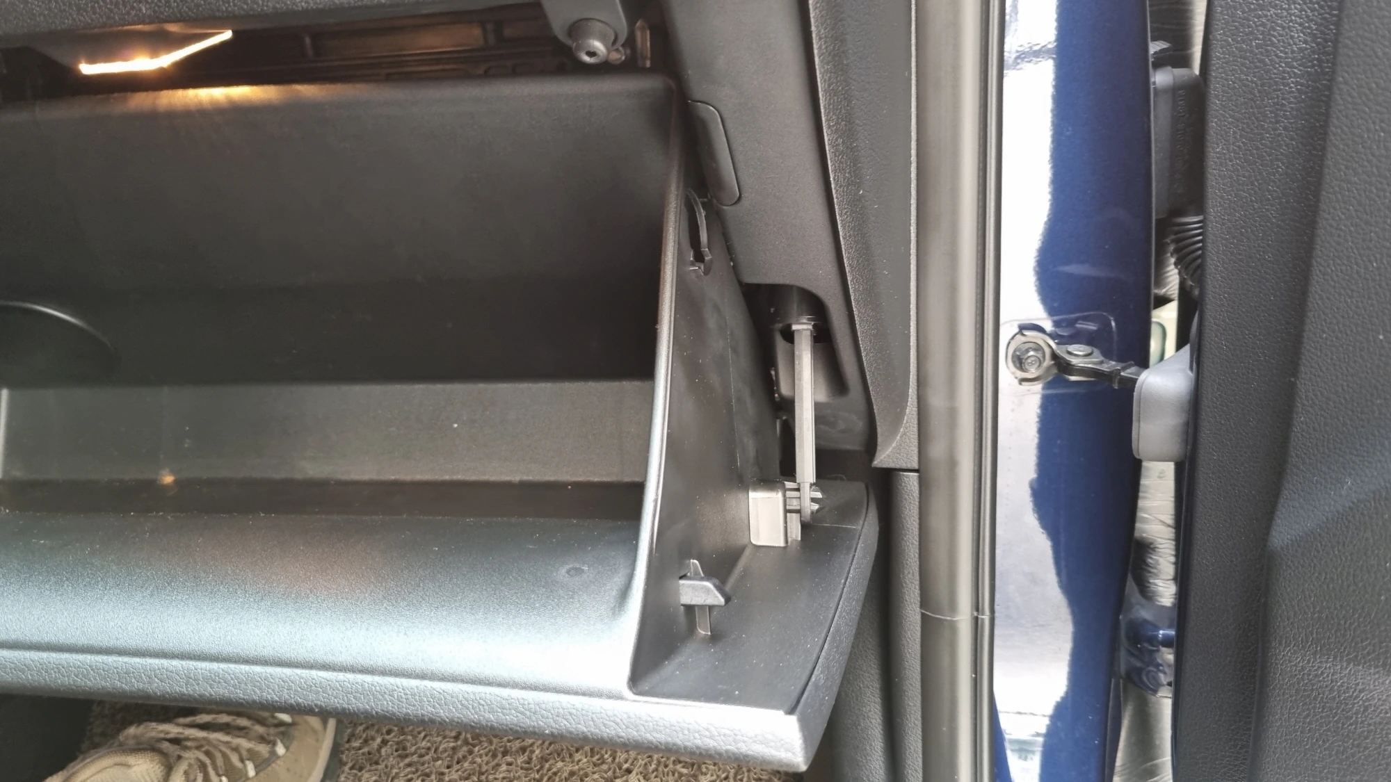 글로브박스 지지대 고리 끼운 모습