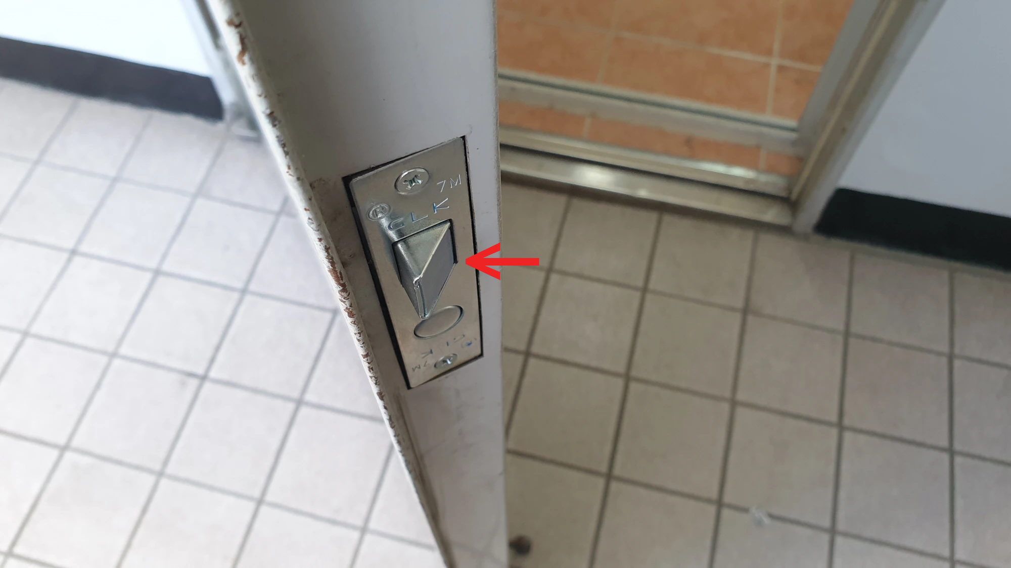 현관문 손잡이 걸쇠 장치 끼우는 방향