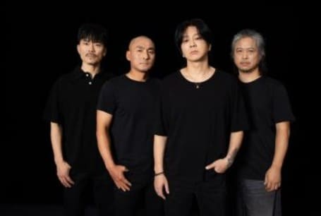 윤도현밴드멤버가모두주머니에한손을넣고있는사진