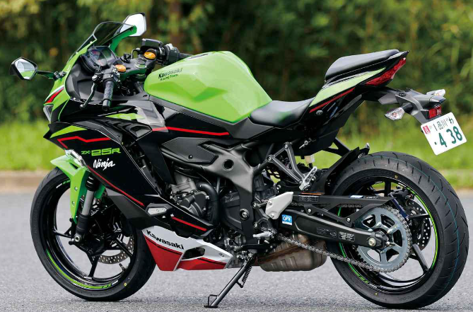 닌자 ZX-25RSE의 측면 사진