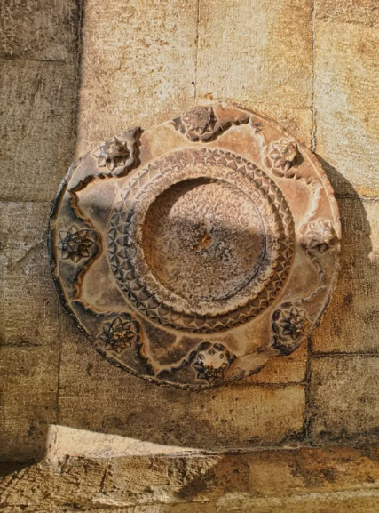 파이스토스 원반(Phaistos Disc), 나선형으로 새겨진 45종의 기호는 무엇을 말하고 있을까?
