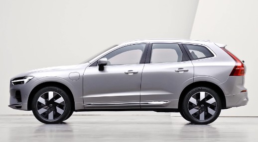 시니어, 장년층을 위한 안정적이고 실용적인 SUV 추천 - 볼보 XC60 T8(리차지 PHEV)