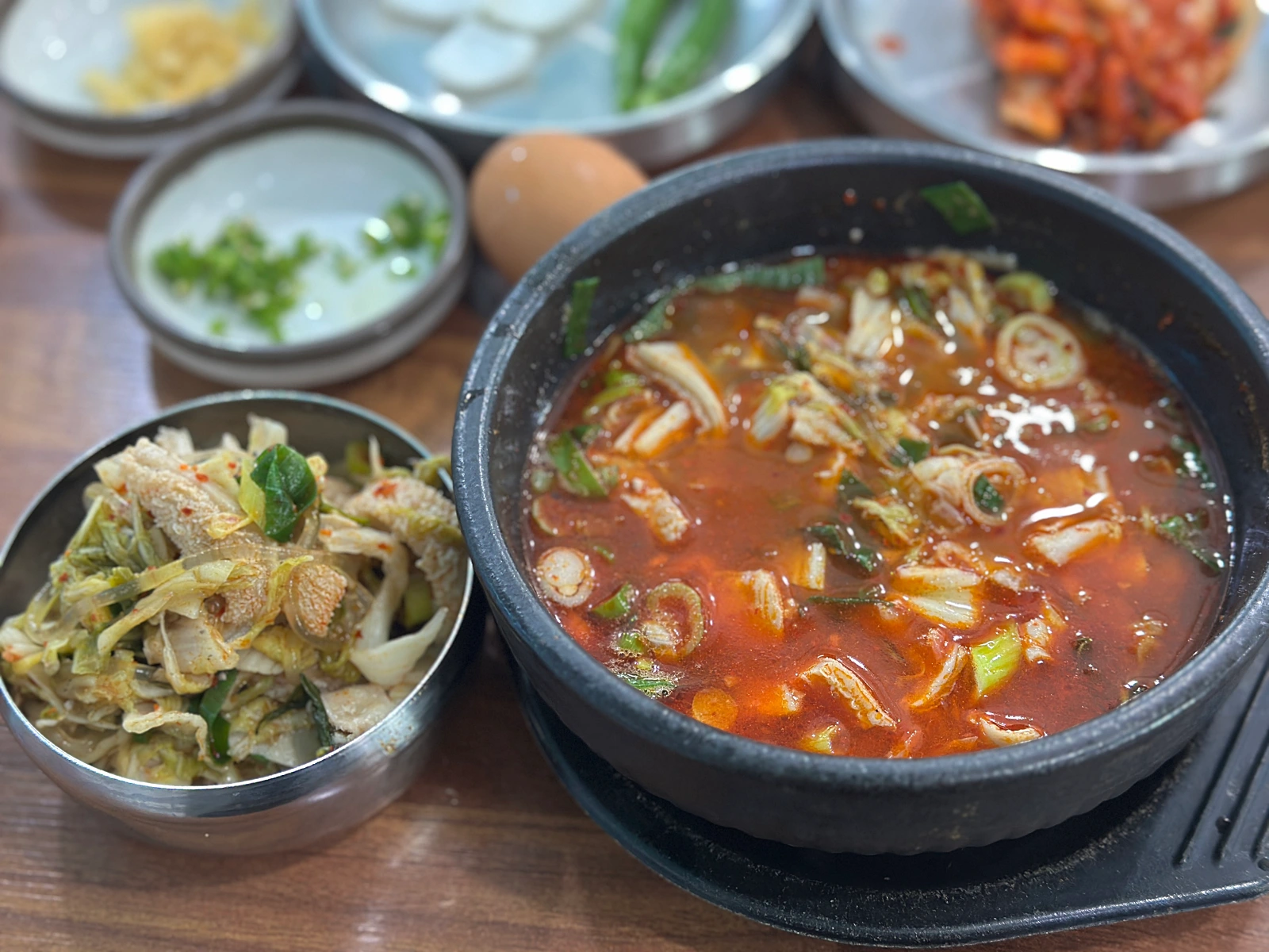 산지해장국의-양을가늠할수있는-사진-공기밥공기에-가득덜어내도-뚝배기에푸짐한양이-남아있다