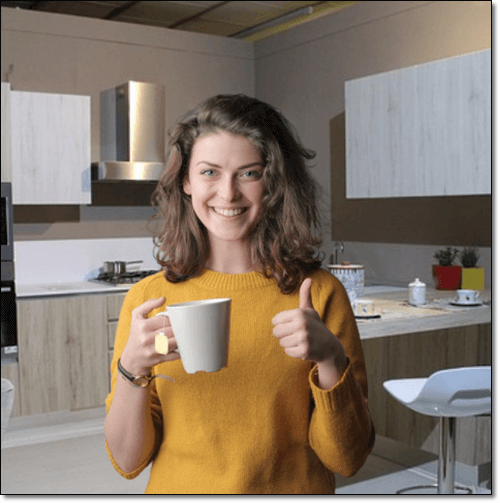 황기차 마시는 여성