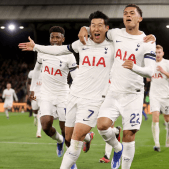 동료들과 어깨동무하며 뛰어가는 손흥민