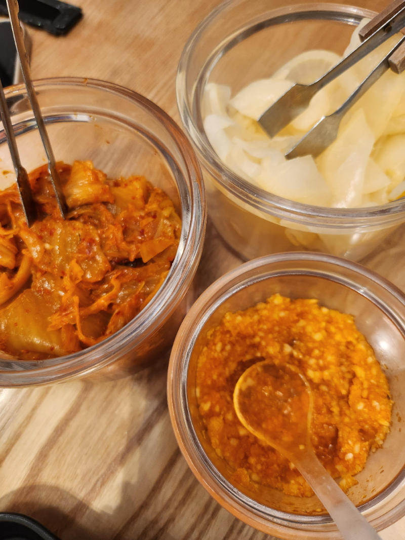 탄탄면과 곁들이는 밑반찬 볶음김치,단무지,마늘소스
