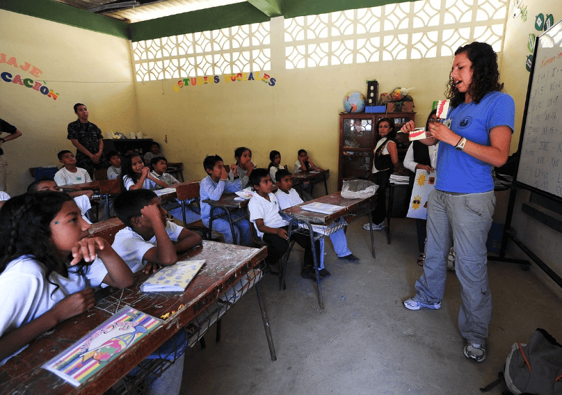 교실에서 선생님과 아이들