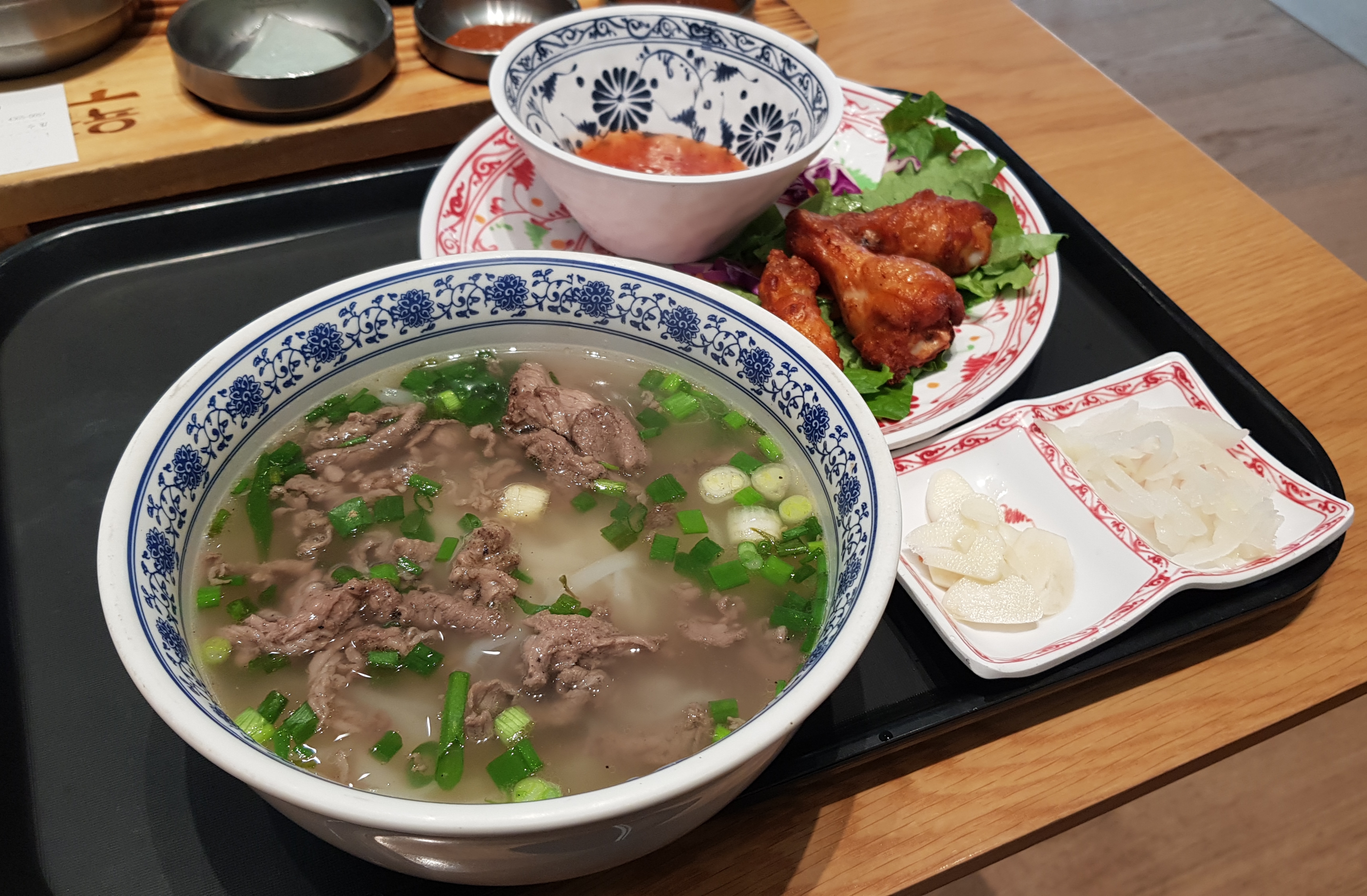 직화쌀국수와 가지엔(닭봉구이)