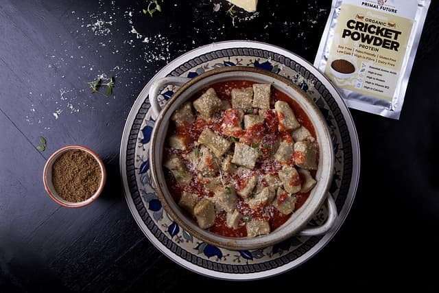 귀뚜라미 단백질 분말을 활용해 만든 파스타 요리와 제품 패키지