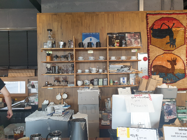 태안 카페 소개: 로스터리 카페 태안 커피집_픽업대