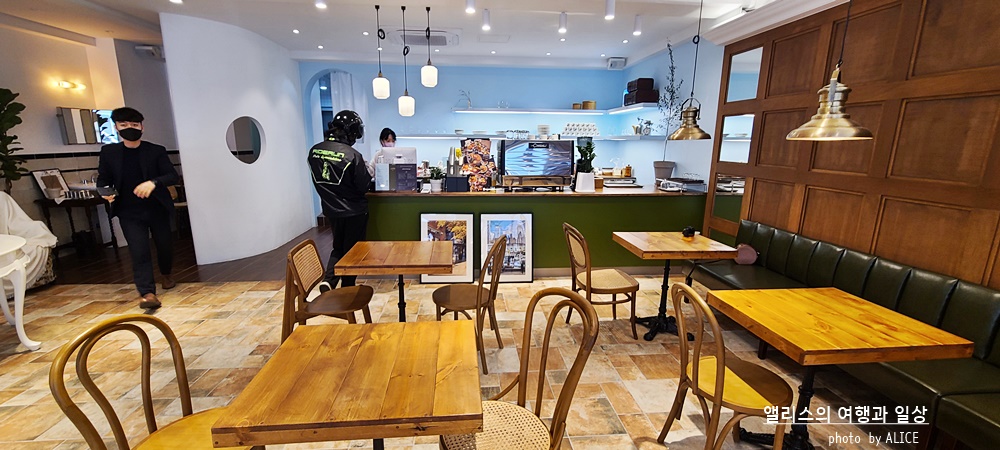 부산 광안 카페, 스누피 핫 케이크에 딸기라테 - 유럽 가정집 같이 따뜻한 분위기, 브런치 맛있는 카페