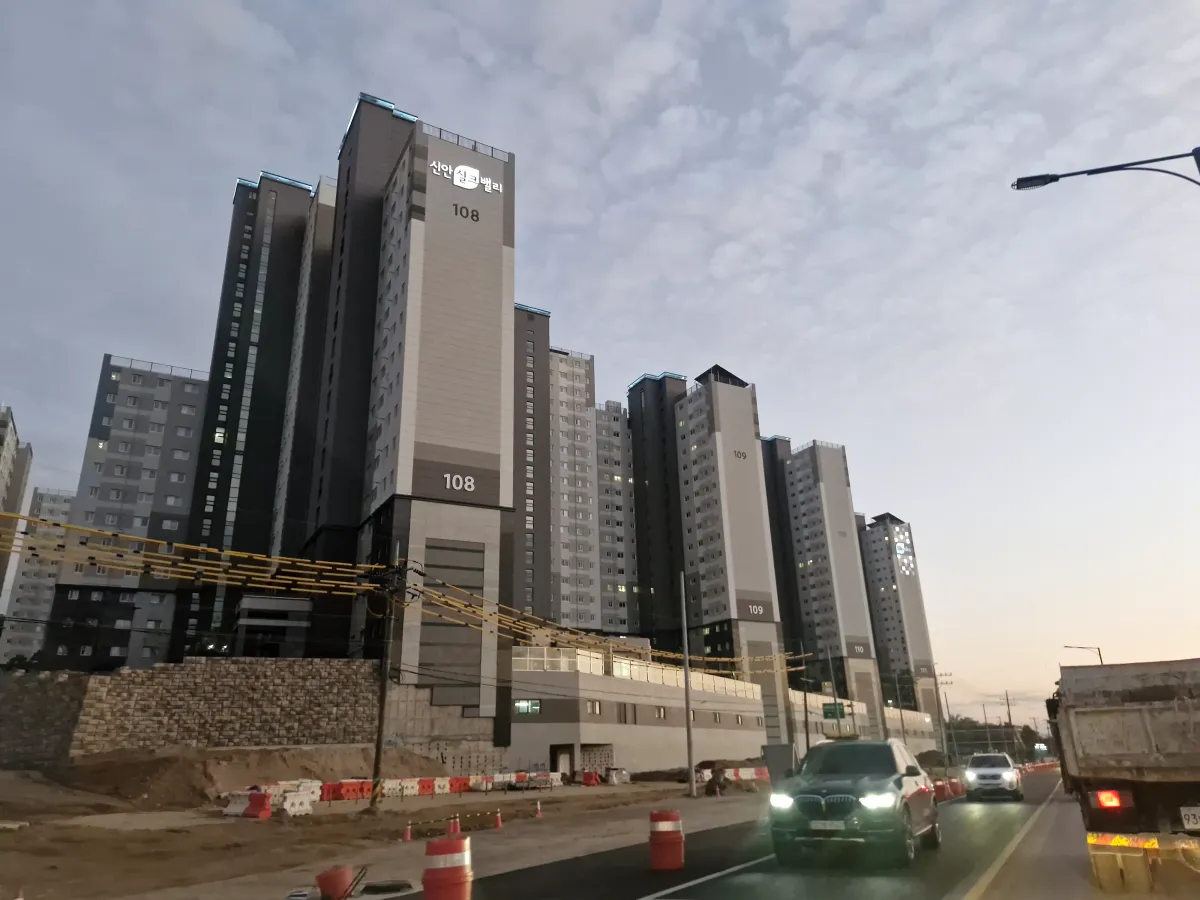 노을빛-아래에-있는-신안실크밸리-아파트-전경