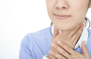 목이 마른 것을 즉시 치료하는 방법