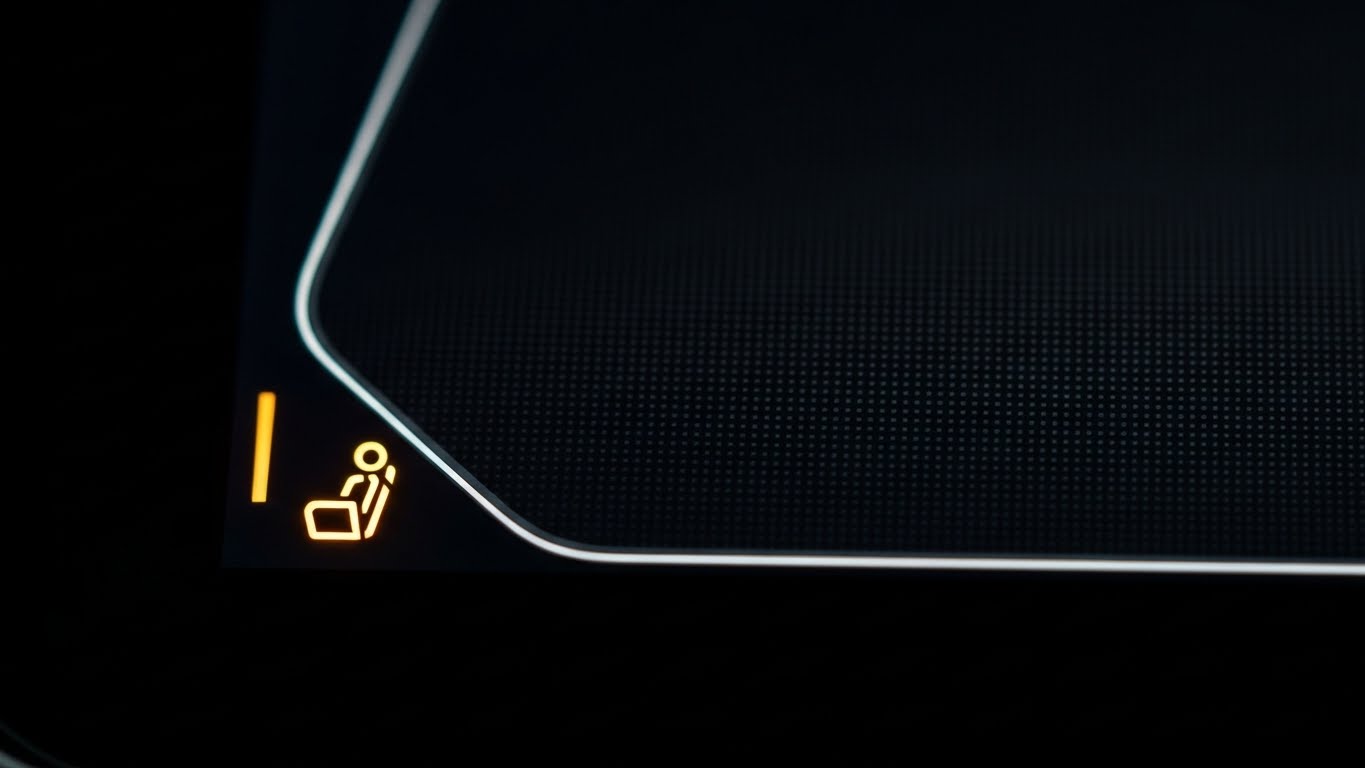 안전벨트 착용이나 전방 주의를 당부하는 자동차 대시보드 내부의 정교한 경고 아이콘