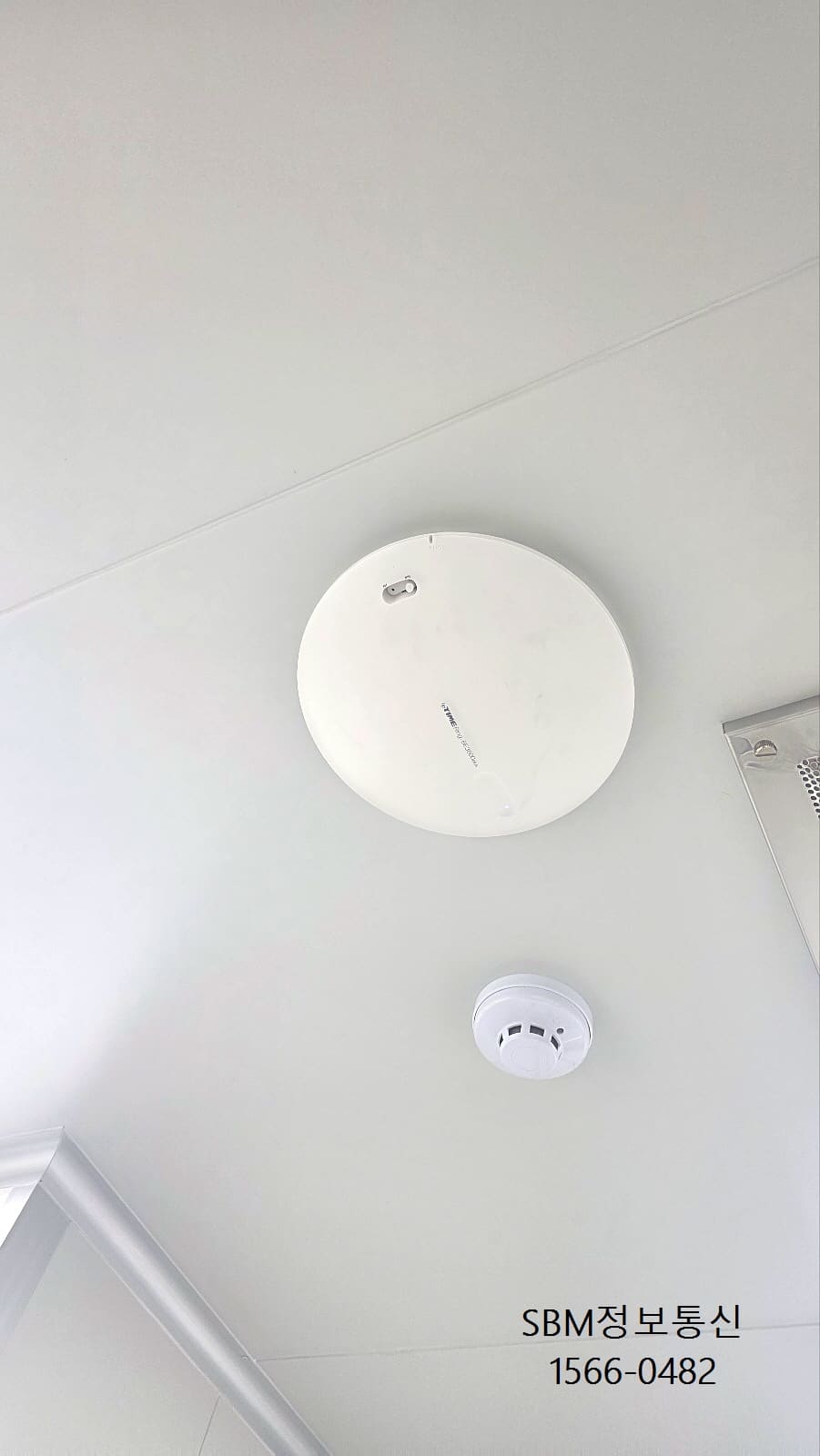 회의실과 메인 홀의 전파 도달률을 높이기 위해 천장 텍스를 열고 무선 AP를 매립 설치했습니다.