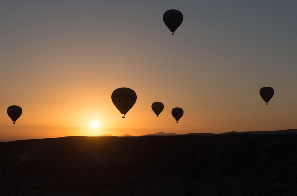 해질녘 열기구 사진