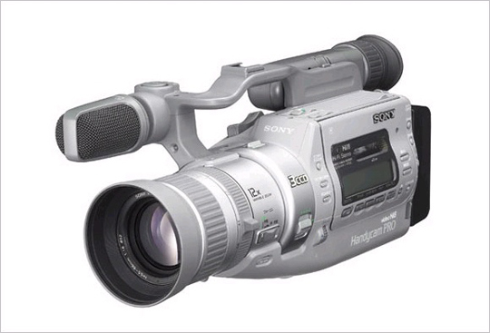 CCD-VX1 최초의 3CCD 캠코더. 최초로 색채분리 투시 프리즘. 1/3인치 410만 화소 선명한 CCD