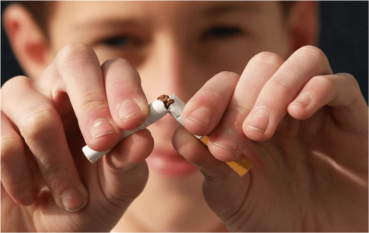 담배-부러뜨리는-모습