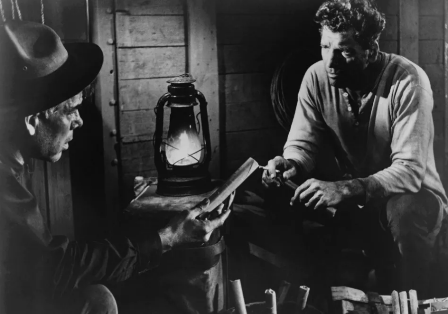 돌워스와 리코가 서로 마주보면서 이야기하는 장면