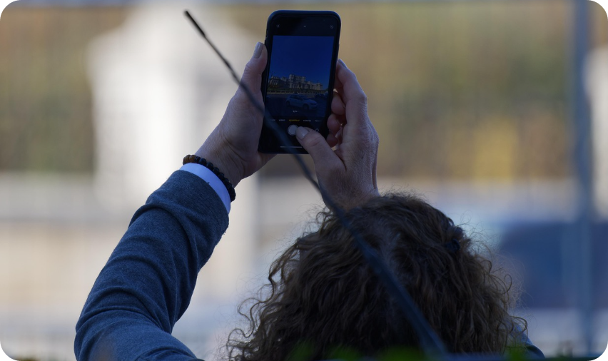 스마트폰 보는 사진