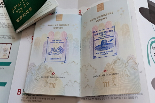 여러 스탬프가 가득한 여권 펼친 모습