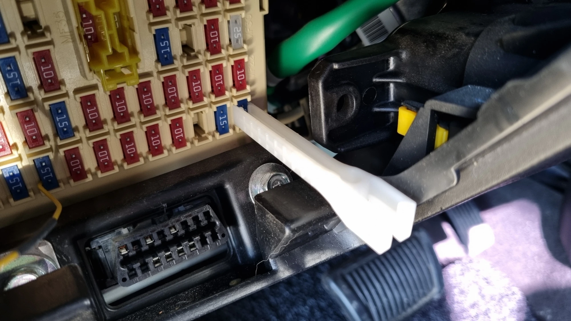 퓨즈 끼우는 모습