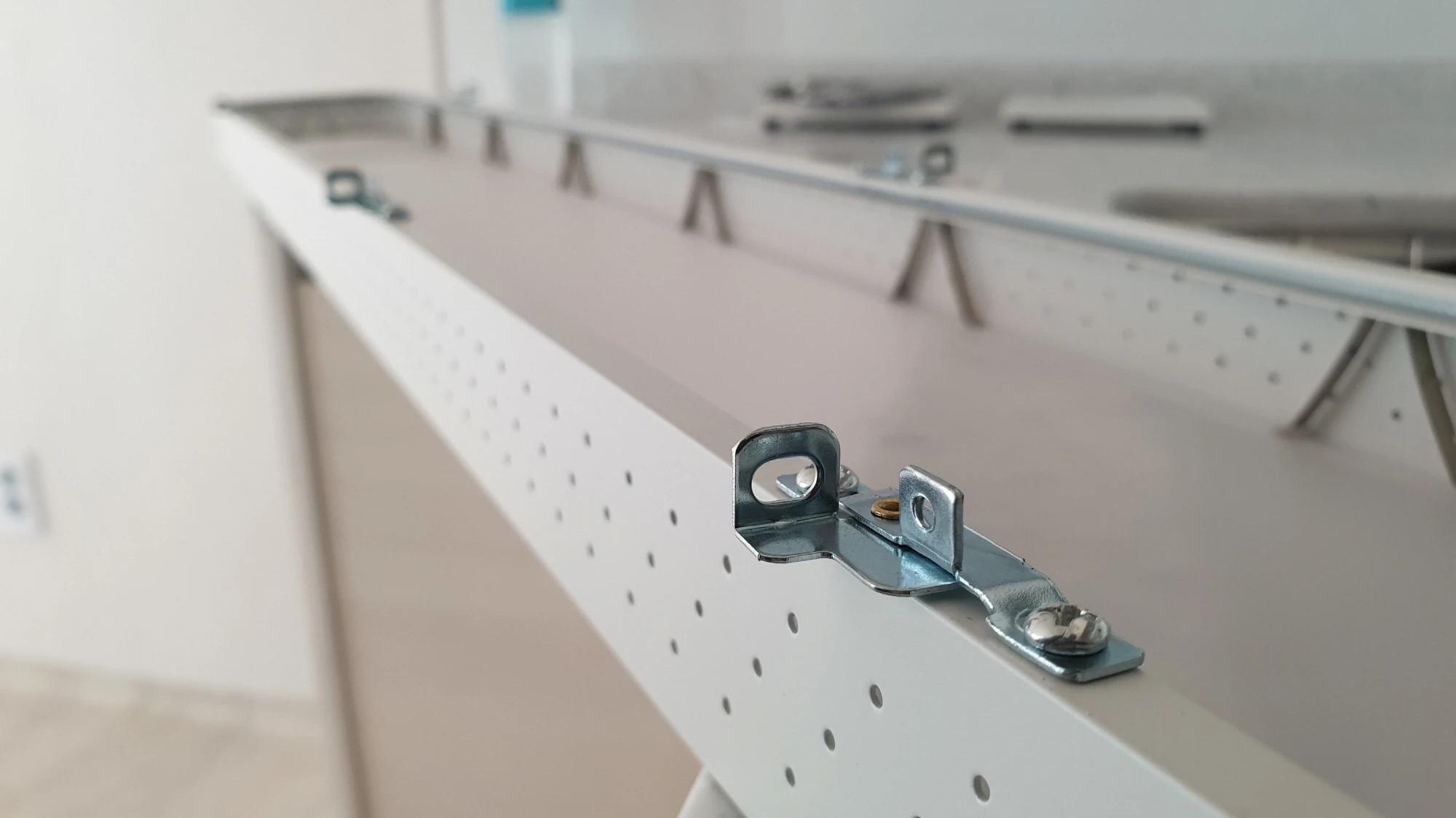 전등 커버 고정장치 열린 모습