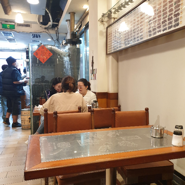 타이베이 카페 펑다카페이(蜂大咖啡, Fong Da Coffee): 사이폰 커피 맛집_테이블과 의자