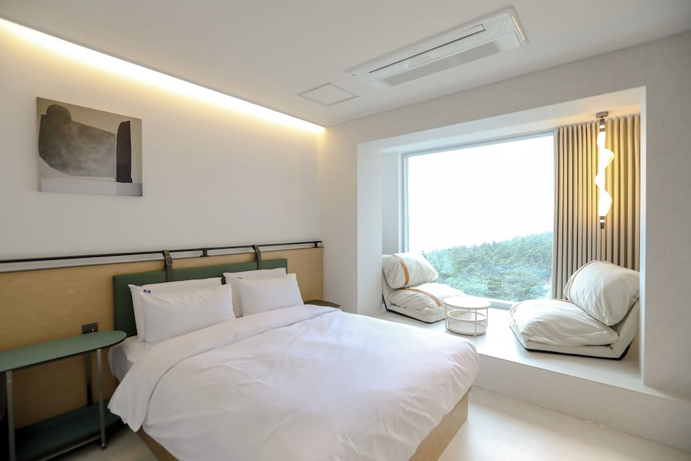 강릉 하운드 더 블루 호텔｜오션뷰&middot;넷플릭스&middot;카페까지, 할인 혜택으로 가성비 숙소 예약하기!