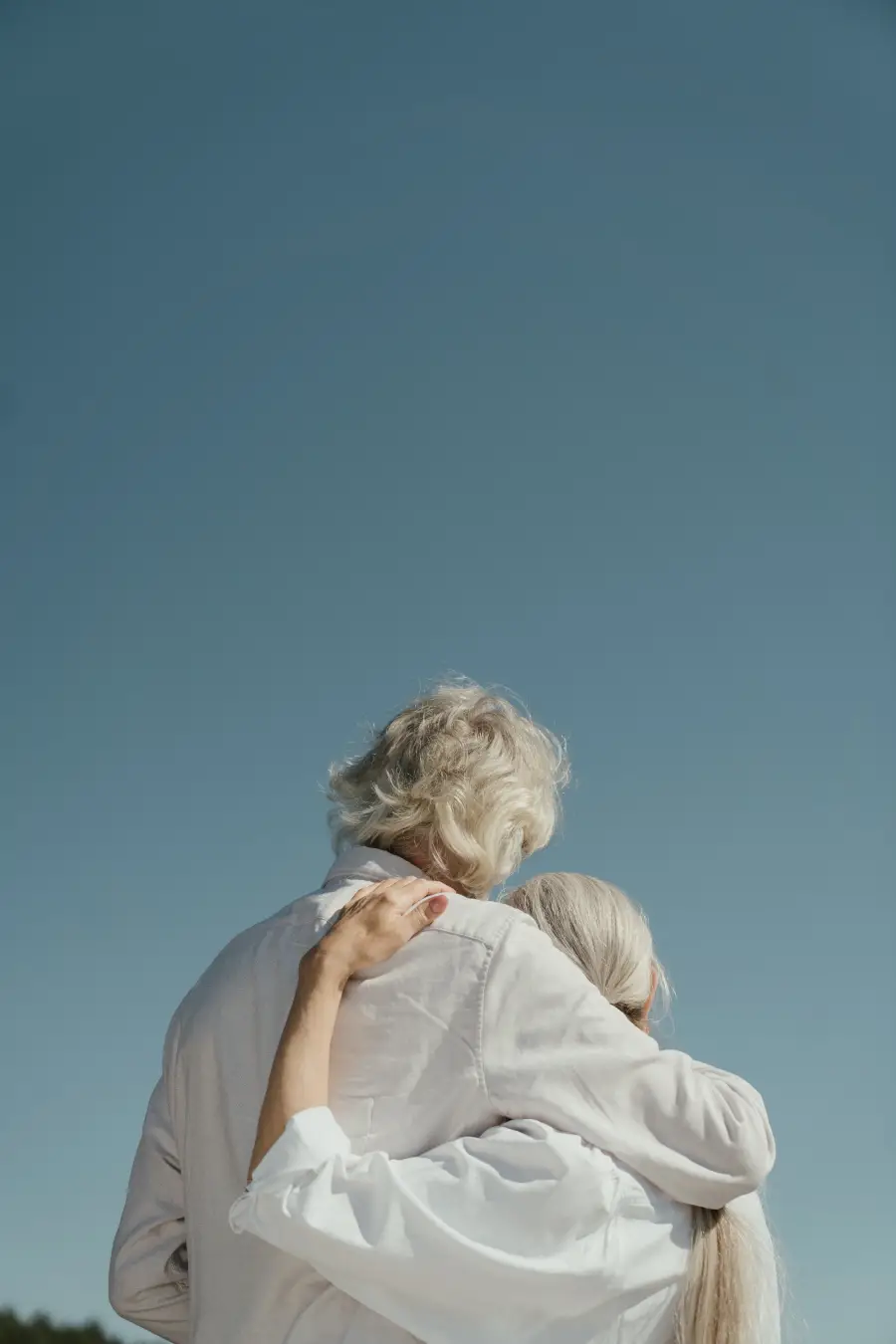 노인&#44; 남자&#44; 여자&#44; 할아버지&#44; 할머니&#44; 하늘&#44; 야외&#44;다정함&#44; 어깨동무