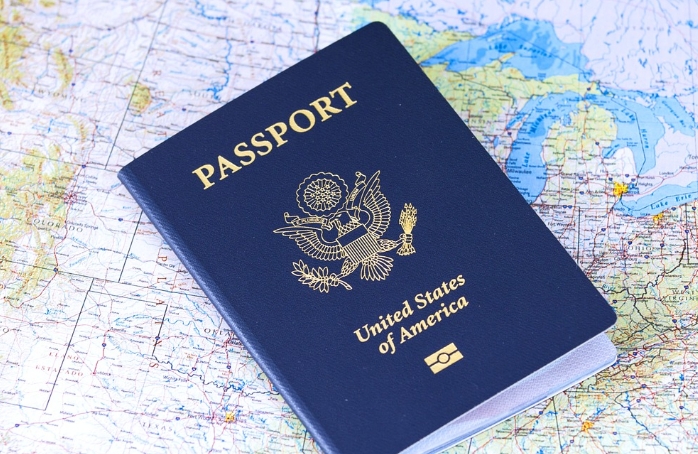 세계지도와 여권