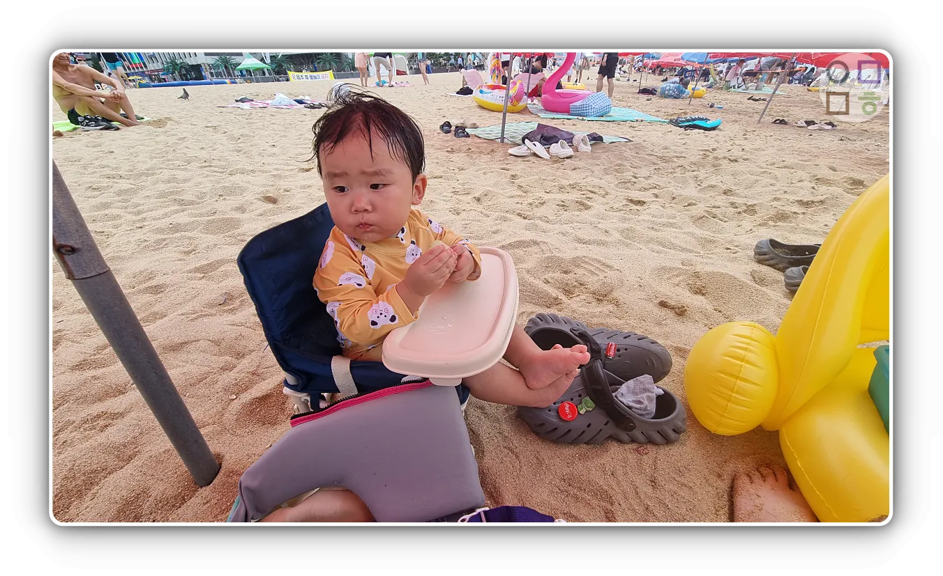 속초-해수욕장-아기-물놀이-쉬는-모습