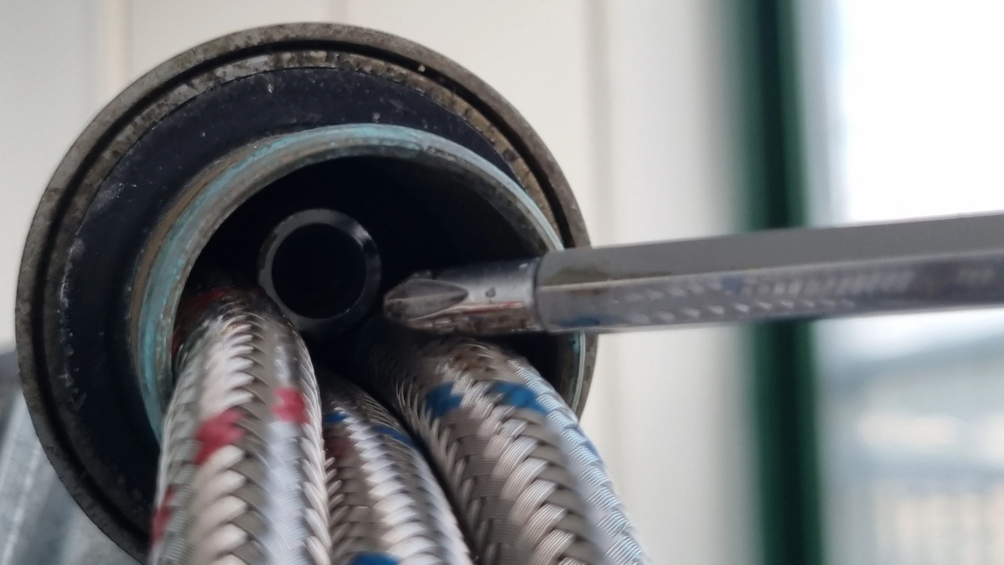 싱크대 수전 호스 정리하는 모습