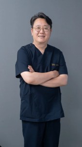 김종민 외과의사는 서울에 위치한 0병원에서 갑상선과 당뇨비만대사수술을 전문으로 하고 있다.