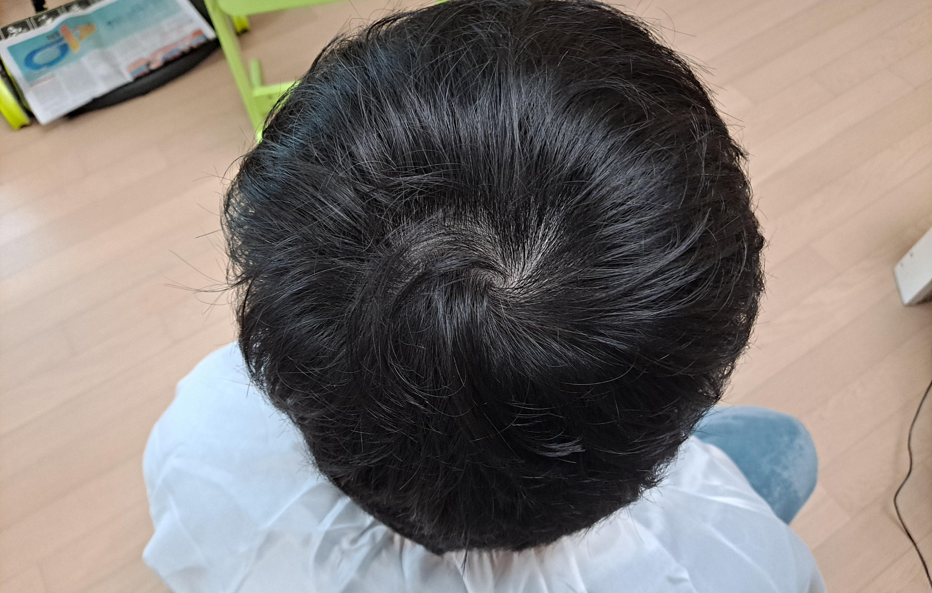 생머리-남자가-커트보를-하고-앉아-있다